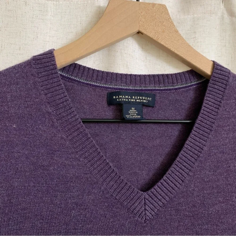 Banana Republic Men’s 100% Extra Fine Merino Wool V-Neck Sweater Medium